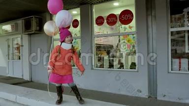 早春，<strong>一</strong>个小女孩带着五颜六色的气球走在城里的<strong>一条街</strong>上